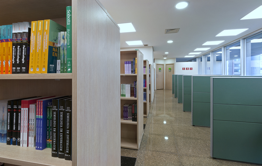 Biblioteca com salas de estudos, estações de trabalho, pesquisa em base de dados online e assessoria técnica em pesquisas bibliográficas.